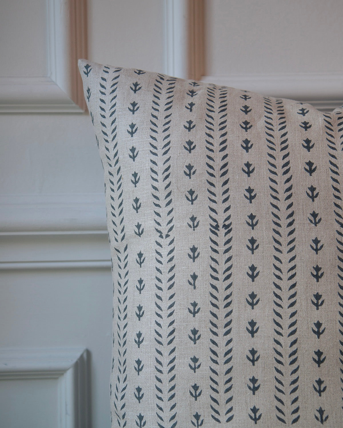 Les Petites Tulipes Linen Pillow
