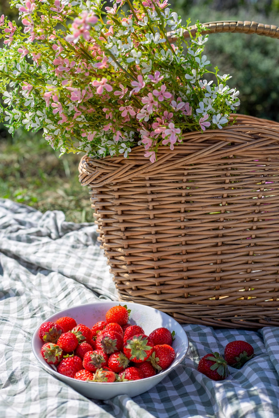 Oval Willow Basket with Handle