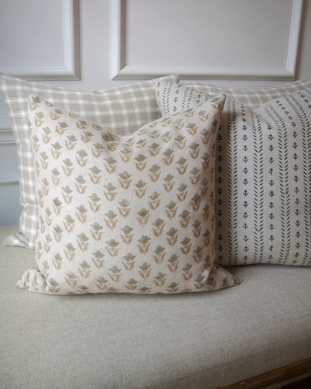 Les Petites Tulipes Linen Pillow