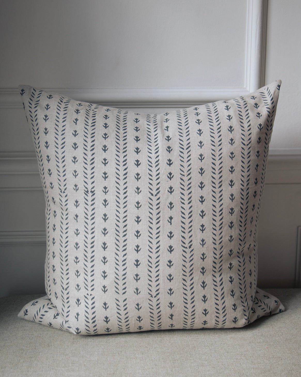 Les Petites Tulipes Linen Pillow