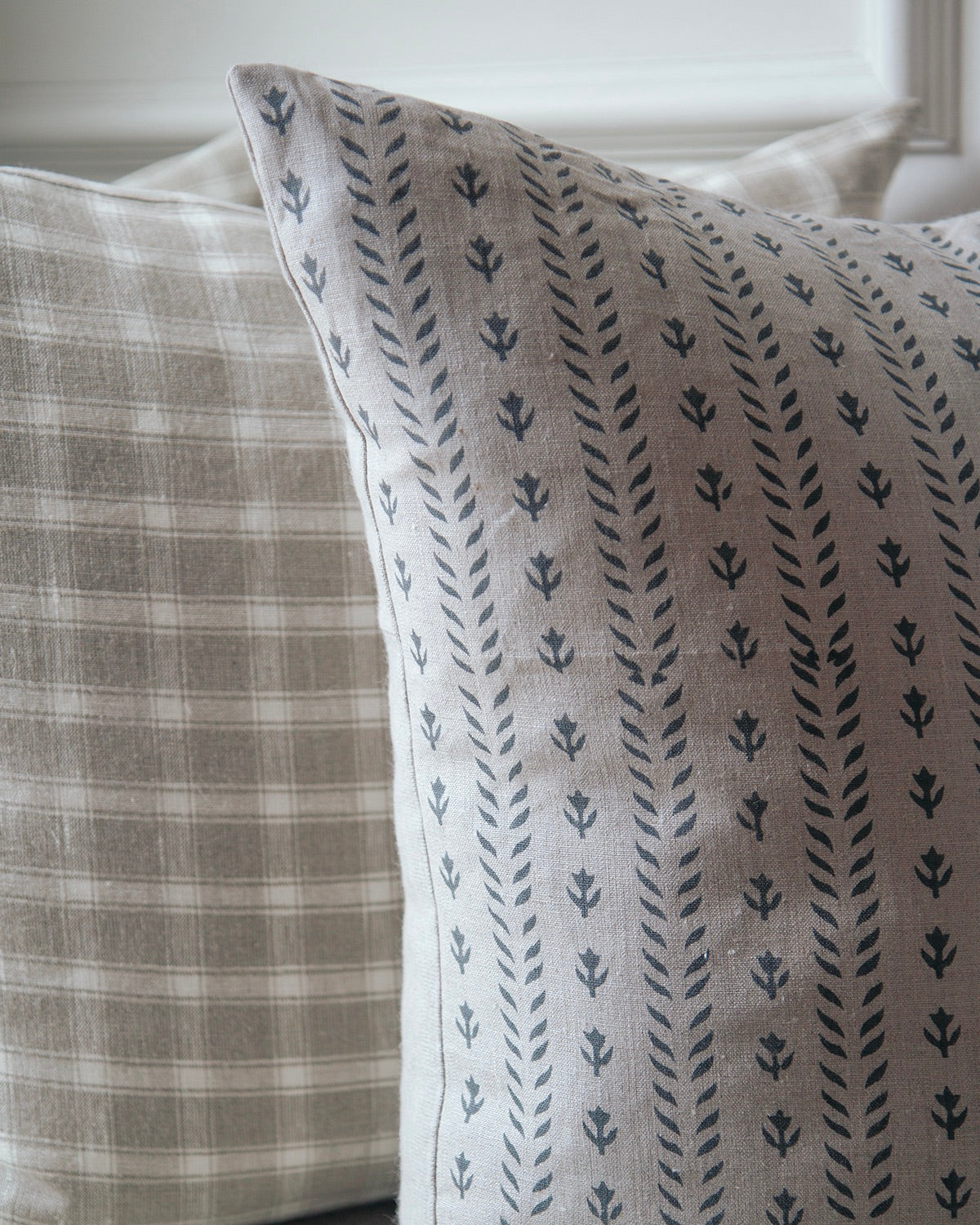 Les Petites Tulipes Linen Pillow